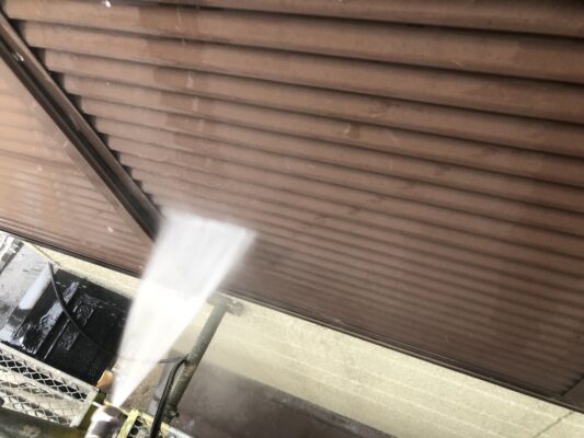 和歌山市密着の外壁塗装・屋根塗装専門店エースペイントの雨戸の高圧洗浄